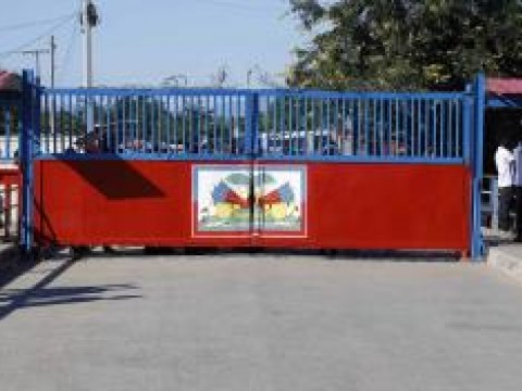 Haitianos abren puerta en Juana M&eacute;ndez para permitir el comercio con Dajab&oacute;n