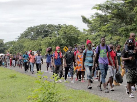 Haitianos marchan en el sur de M&eacute;xico y piden agilizar tr&aacute;mites migratorios