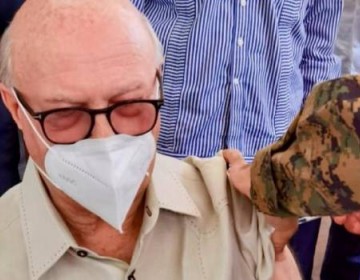  Expresidente Hip&oacute;lito Mej&iacute;a se aplica la tercera dosis de la vacuna contra el COVID-19
