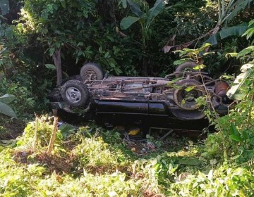 Hombre se salva de milagro tras su camioneta caer en un precipicio en Sabana de la Mar