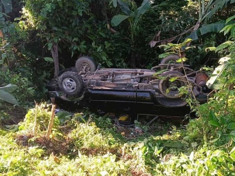 Hombre se salva de milagro tras su camioneta caer en un precipicio en Sabana de la Mar