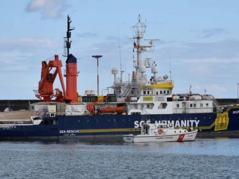 Dos barcos humanitarios salvan a 103 personas entre amenazas de Guardia libia