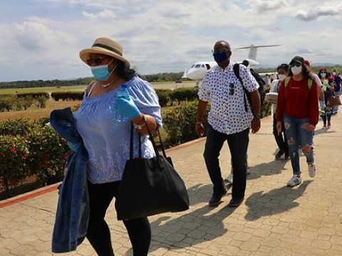 Gonzalo transporta a 13 dominicanos que se encontraban en Nueva York