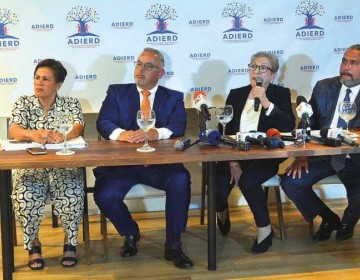 Adierd pide retirar de escuelas libros que hizo el Minerd