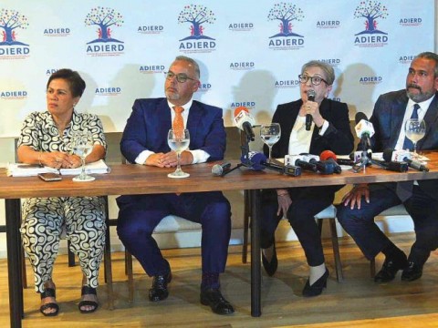Adierd pide retirar de escuelas libros que hizo el Minerd