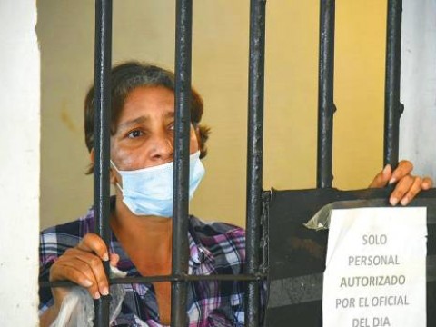 Deudas y fustracion la llevar&oacute;n a desnudarse frente Palacio
