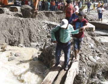 Las lluvias en Azua incomunican localidades y provocan una muerte