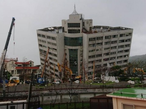 Una serie de fuertes terremotos provoca el derrumbe parcial de dos edificios en Taiw&aacute;n
