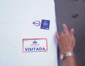 Quejas de que empadronadores pegan etiquetas sin haber censado