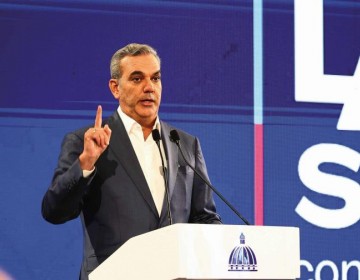 Abinader dice que su gobierno es el &uacute;nico que ha regulado a motoristas