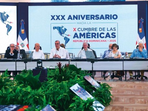 Abinader aboga por el di&aacute;logo para enfrentar grandes desaf&iacute;os