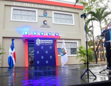 Alcald&iacute;a de SDE y Mart&iacute;n Polanco inauguran academia de dise&ntilde;o, costura y arte 