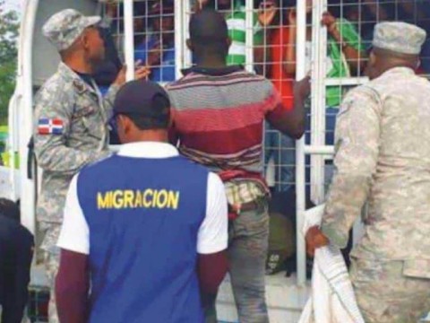Haitianos ven "inhumano" trato a sus ciudadanos deportados en Dajab&oacute;n
