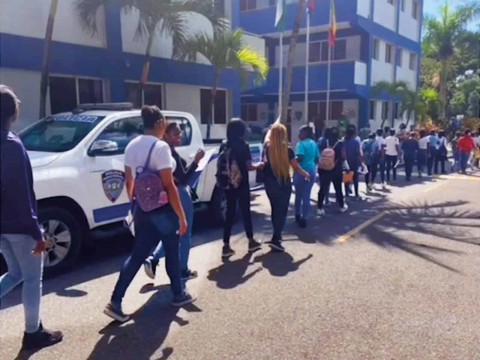 Miles acuden a convocatoria para formar parte de la Polic&iacute;a Nacional