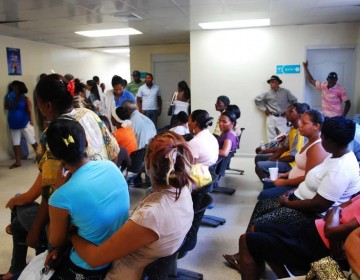 Afiliados sufren consecuencias de la suspensi&oacute;n de servicios de los m&eacute;dicos a las ARS
