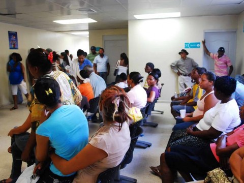 Afiliados sufren consecuencias de la suspensi&oacute;n de servicios de los m&eacute;dicos a las ARS