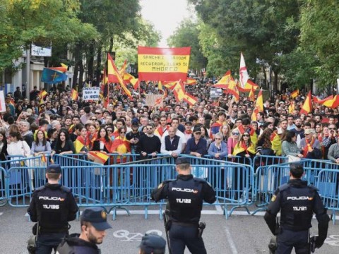 Espa&ntilde;a protesta contra los acuerdos con los separatistas