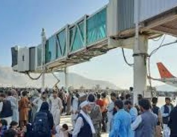 Quedan 5.400 personas dentro del aeropuerto de Kabul esperando ser evacuadas