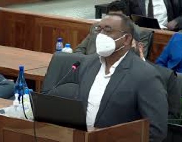 N&uacute;&ntilde;ez de Aza dice "lo tienen ahorcado" y que no tiene necesidad de ser testaferro de nadie