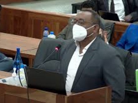 N&uacute;&ntilde;ez de Aza dice "lo tienen ahorcado" y que no tiene necesidad de ser testaferro de nadie