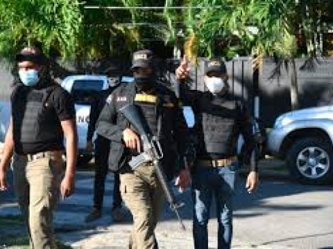 Imponen tres meses de prisi&oacute;n contra cinco exagentes DNCD acusados de agredir a tiros a familia en La Romana