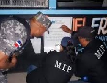 Interior y Polic&iacute;a notifica negocios que violentaron toque de queda