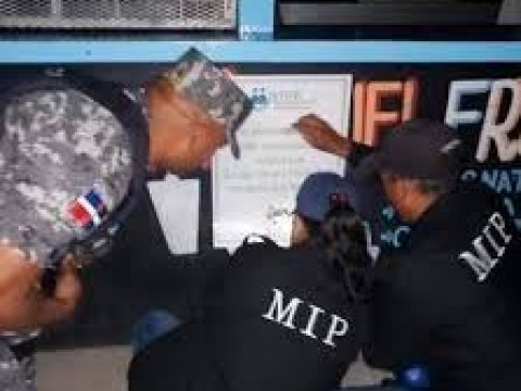 Interior y Polic&iacute;a notifica negocios que violentaron toque de queda