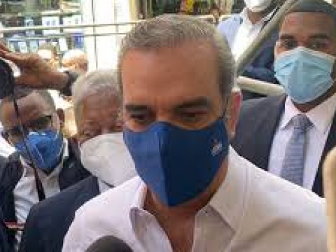Gobierno dice incurrir&aacute; en un gasto adicional para aplicar tercera dosis de la vacuna