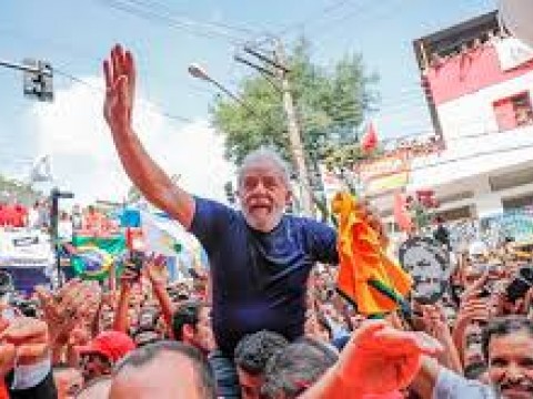 Posible candidatura de Lula toma fuerza mientras Bolsonaro se debilita 