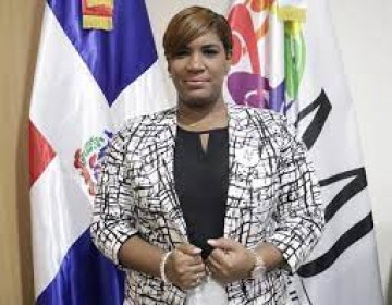 Ministra Juventud no piensa tomar licencia