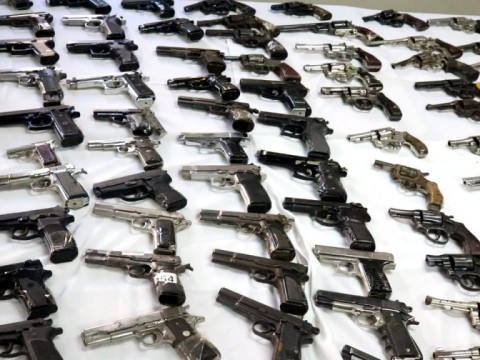 Fiscal&iacute;a de Santiago entrega m&aacute;s de 500 armas a Interior y Polic&iacute;a