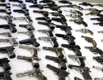 Fiscal&iacute;a de Santiago entrega m&aacute;s de 500 armas a Interior y Polic&iacute;a