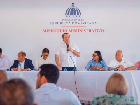 Paliza va a La Altagracia y pasa balance con residentes de las obras que hace el Gobierno