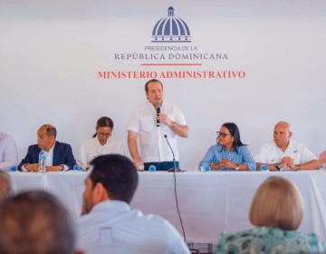 Paliza va a La Altagracia y pasa balance con residentes de las obras que hace el Gobierno