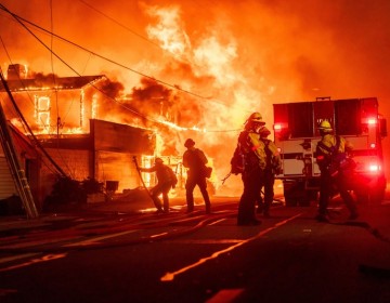 Nuevas evidencias apuntan a l&iacute;neas el&eacute;ctricas como posible origen del incendio de Eaton en California