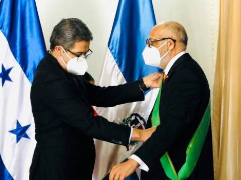 Honduras condecora al embajador dominicano Marino Berig&uuml;ete