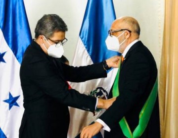 Honduras condecora al embajador dominicano Marino Berig&uuml;ete