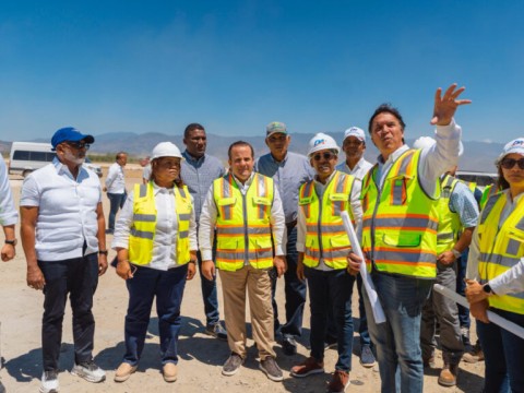 Ministro Paliza inaugura obras y supervisa construcci&oacute;n de aeropuerto en San Juan