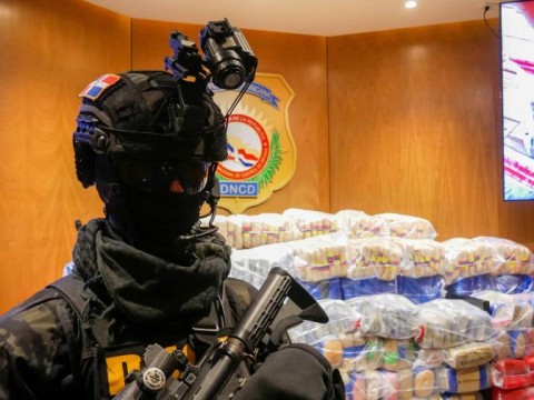 Decomisan 557 paquetes de droga y apresan dos dominicanos en las costas de la provincia Peravia