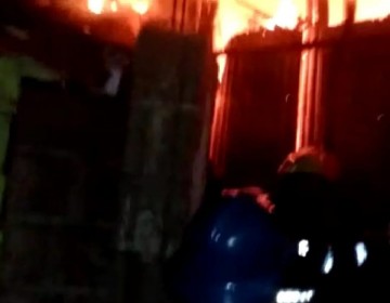 PN y Bomberos investigan causas incendio redujo a cenizas tres viviendas en Valverde.