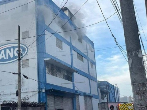 Incendio afecta edificio de Almacenes Garrido en la avenida Duarte