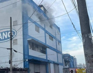 Incendio afecta edificio de Almacenes Garrido en la avenida Duarte