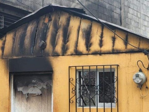 Fuego afecta una vivienda en Santiago