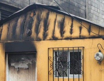 Fuego afecta una vivienda en Santiago
