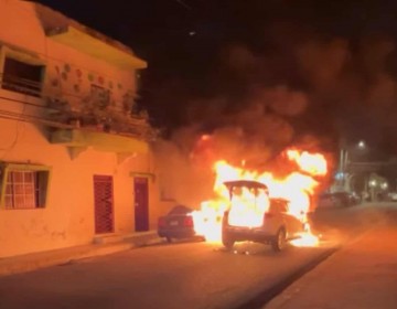 Se incendian dos veh&iacute;culos en una calle de la Zona Colonial
