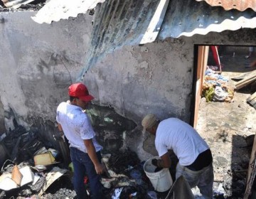 Familias quedan a la intemperie tras incendio destruir cuatro viviendas en Moca