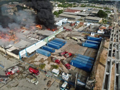 Se registra incendio en una nave industrial en la autopista Duarte