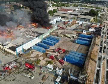 Se registra incendio en una nave industrial en la autopista Duarte
