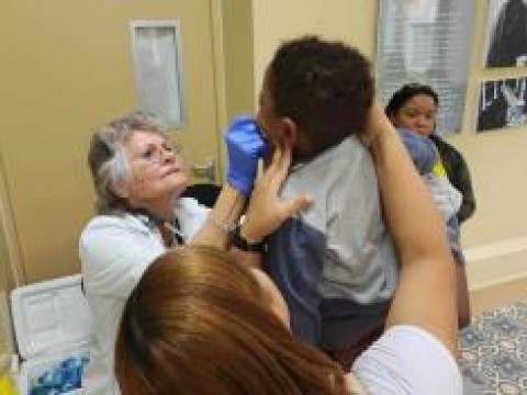 Decenas de personas acuden a jornada de cirug&iacute;as reconstructivas en el hospital Padre Billini