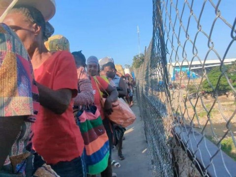 Tras muerte de comerciante haitiana, Cesfront instala malla de protecci&oacute;n en puente fronterizo